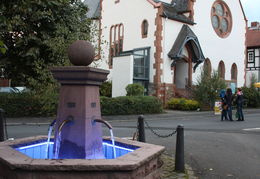 Brunnen mit Kirche