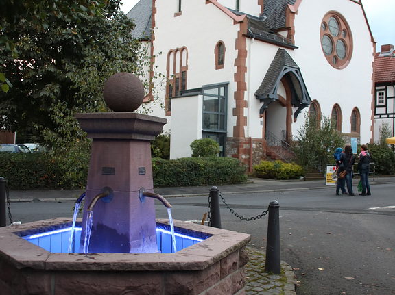 Brunnen mit Kirche